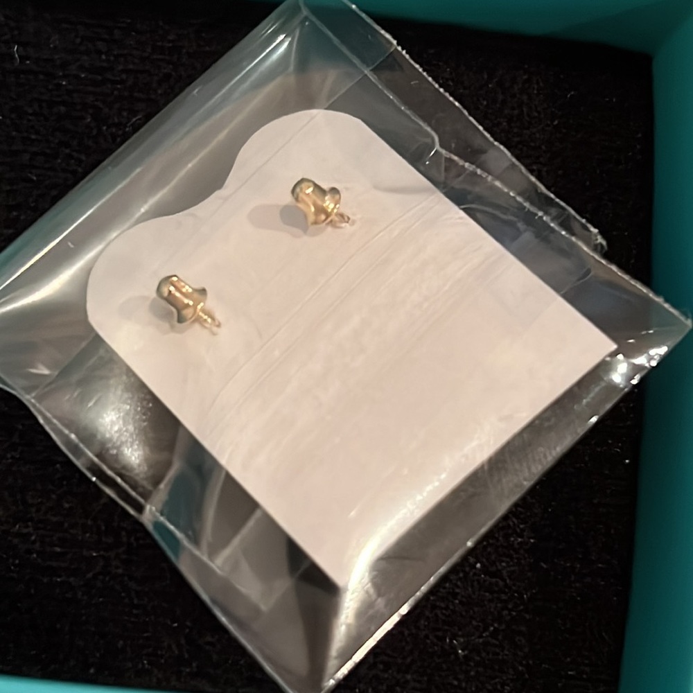 Love earring 14kt gold star earrings with screw backs - Picture 4 of 5